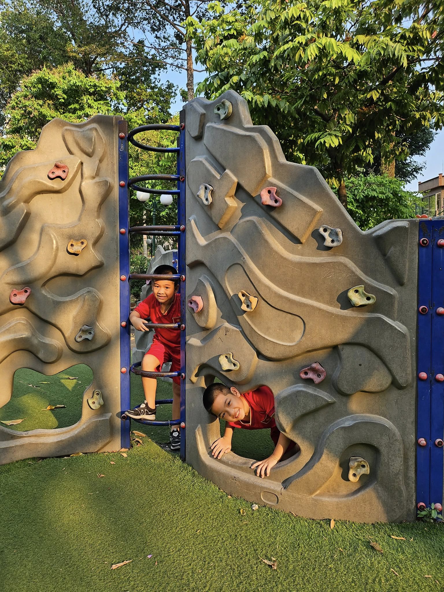 Phụ huynh tìm sân chơi cho trẻ